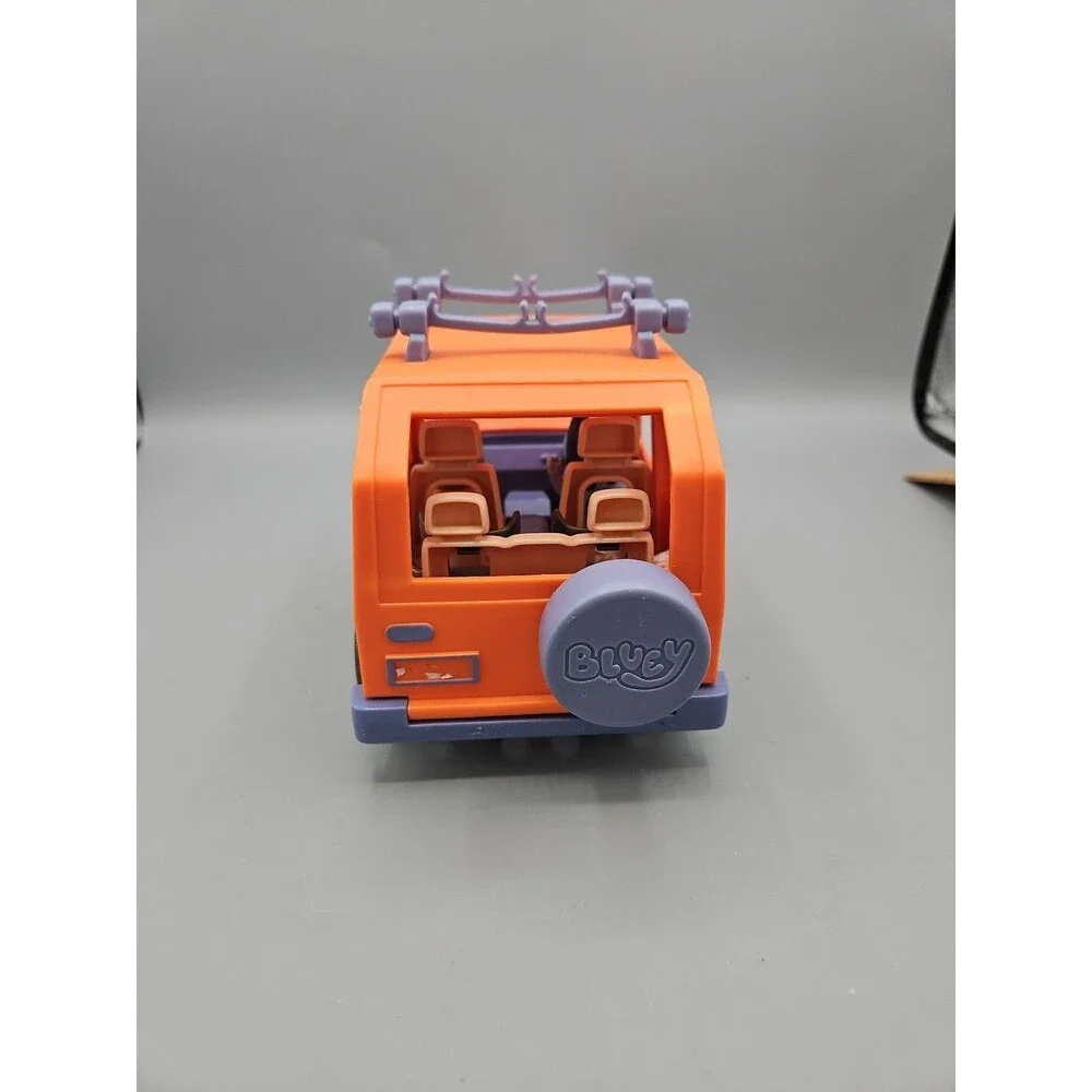 Bluey Heeler 4WD Family Vehicle toy car with  figures